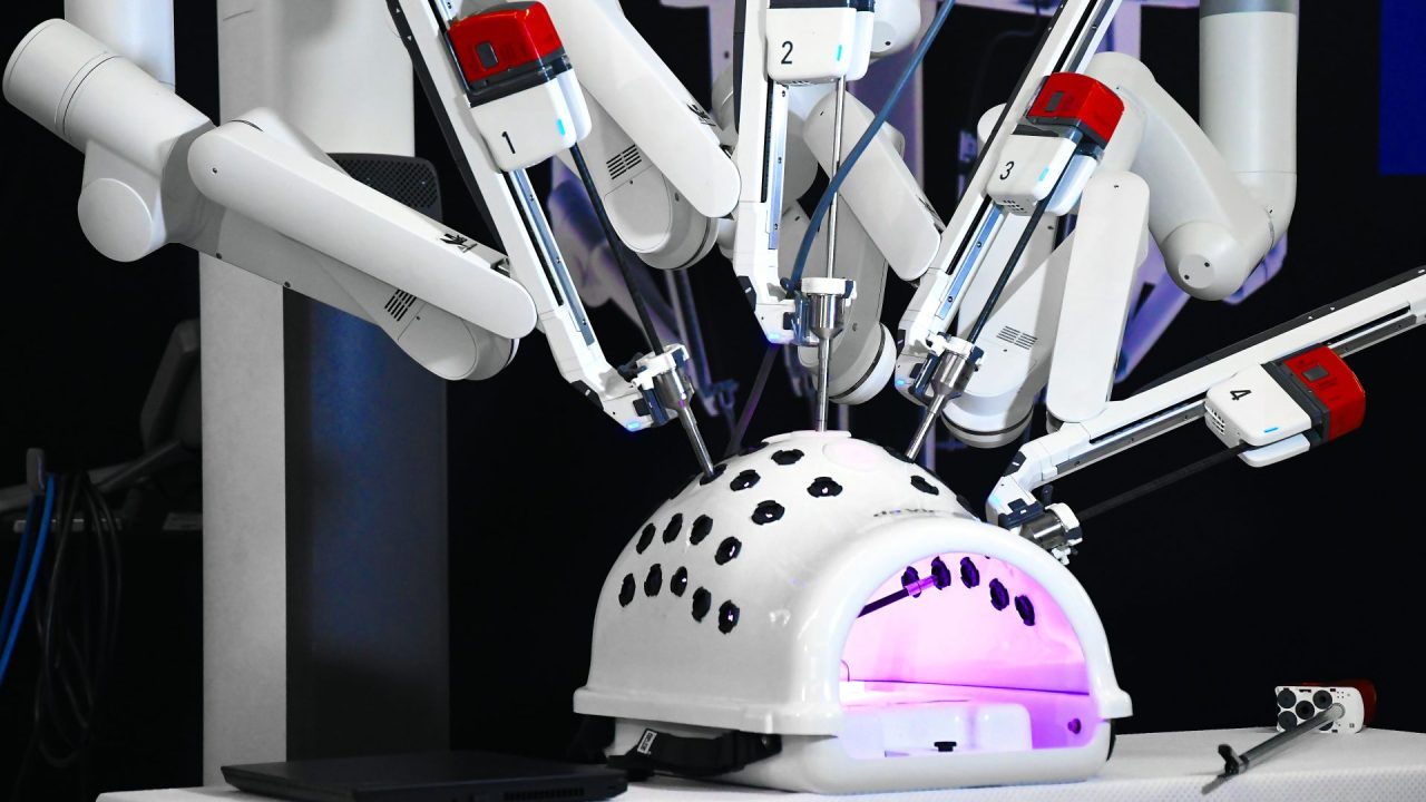 Modern medicine has reached another milestone – robots in surgery