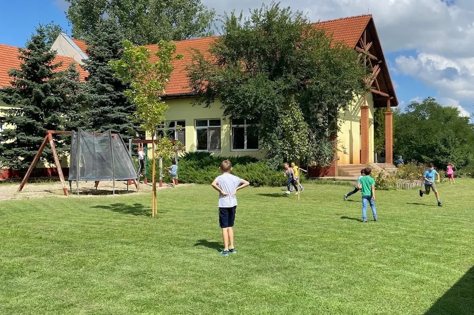A diákok jövőjébe fektet Helvécia: bővül az iskola, új tornacsarnok épül