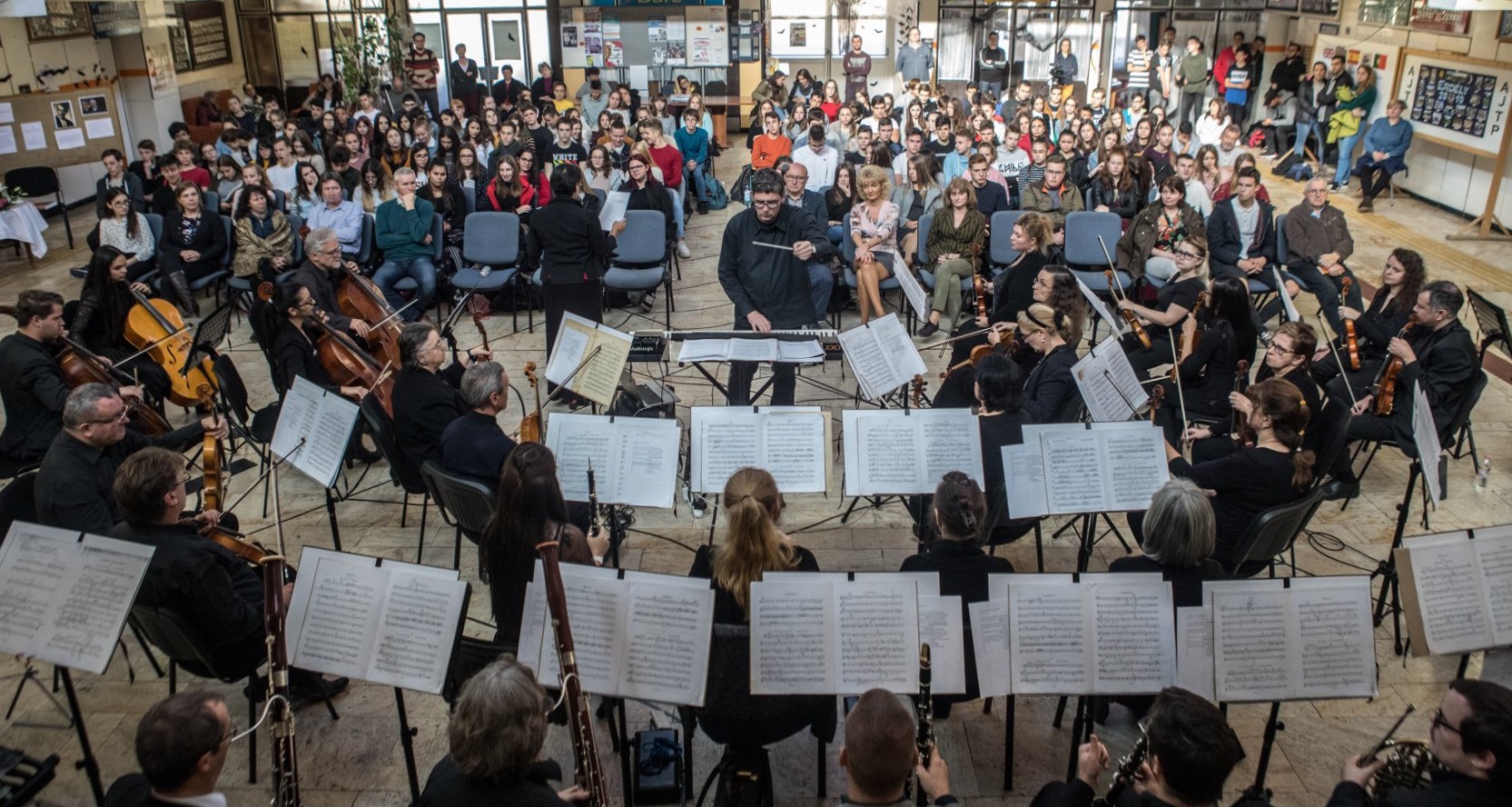 KÖSZI! – Komolyzenei élmény középiskolásoknak nem középiskolás fokon KÖSZI! – Komolyzenei élmény középiskolásoknak nem középiskolás fokon