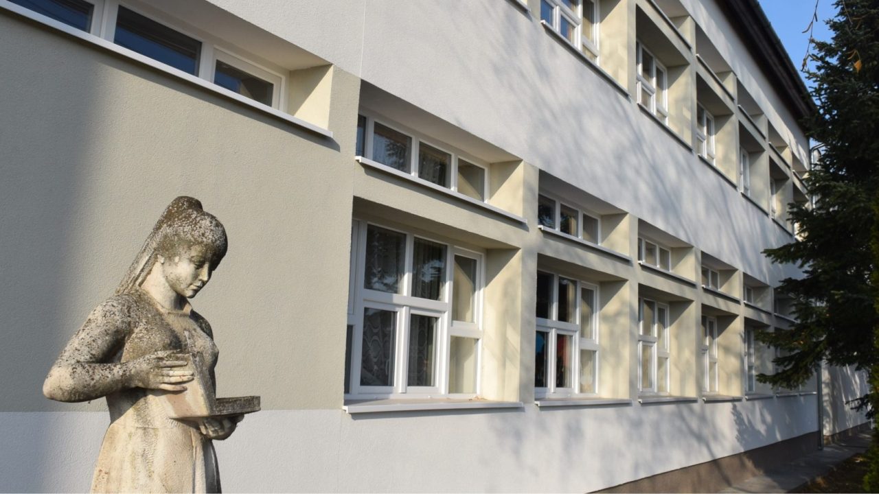 Korszerűbb iskola és hivatal a mindennapok szolgálatában